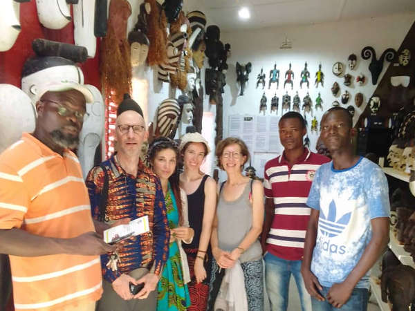 Visiteurs accompagnés de notre équipe du musée Africart à Kara